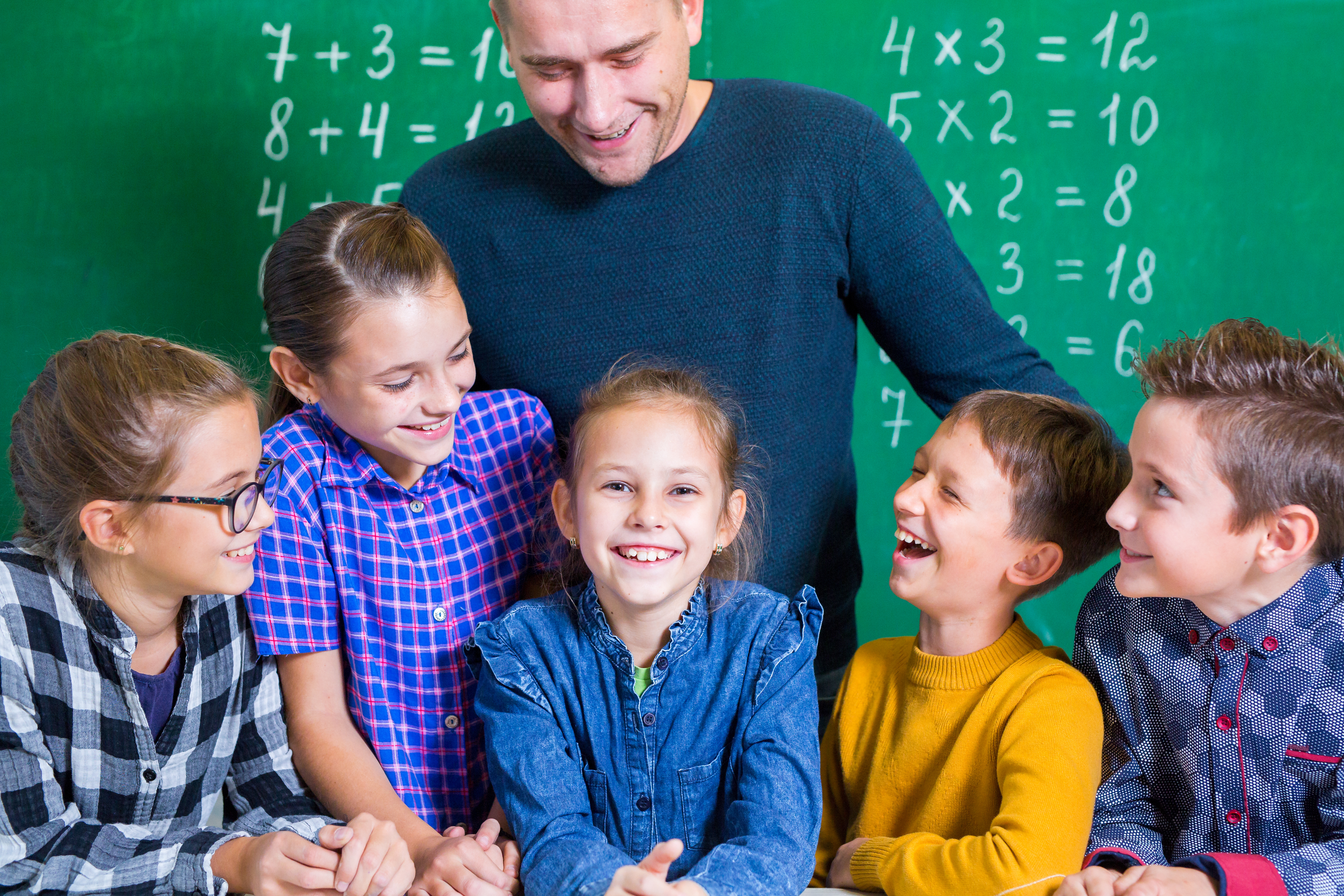 The children like they school. Дошкольники занимаются математикой. Дети занимаются математикой. Дети на математике начальная школа. Дети на математике фото.