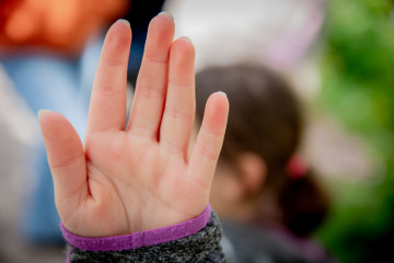 Handfläche (Stop!) einer Frau