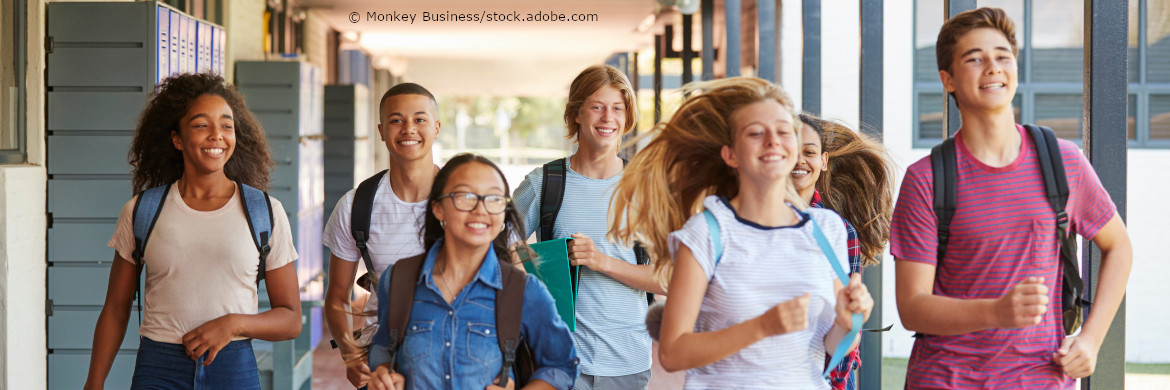Sieben Kinder laufen in der Schule ©_Monkey_Business_stock_adobe_com